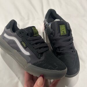 🖤 brand new kids vans